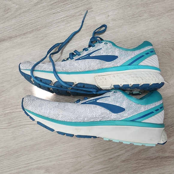 "SOLD" Brooks ghost shoes - Picture 4 of 6